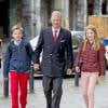 Après avoir laissé la princesse Eléonore à la section primaire du collège Sint-Jan-Berchmans, le roi Philippe de Belgique accompagnait le 1er septembre 2015 ses deux grands enfants la princesse Elisabeth et le prince Gabriel à la section secondaire pour leur rentrée des classes.