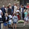 Pour la rentrée des classes 2015, c'est la reine Mathilde de Belgique qui accompagnait le 1er septembre le prince Emmanuel à l'Institut spécialisé Eureka de Kessel-Lo, à Louvain, tandis que le roi Philippe escortait Elisabeth, Gabriel et Eléonore.