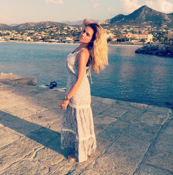 Clara Morgane, enceinte, en vacances en Corse - août 2015