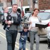 Wayne Rooney avec sa femme Coleen et leurs enfants Kai et Klay, à Alderley Edge, le 12 avril 2014