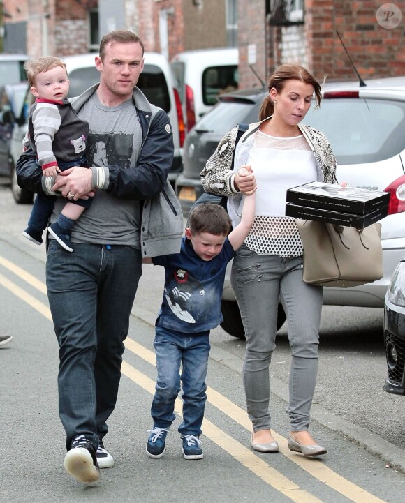 Wayne Rooney avec sa femme Coleen et leurs enfants Kai et Klay, à Alderley Edge, le 12 avril 2014