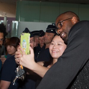 Teddy Riner lors de son arrivée à Paris après avoir décroché son 8e titre de champion du monde à Astana, à l'aéroport Charles de Gaulle à Roissy-en-France, le 31 août 2015