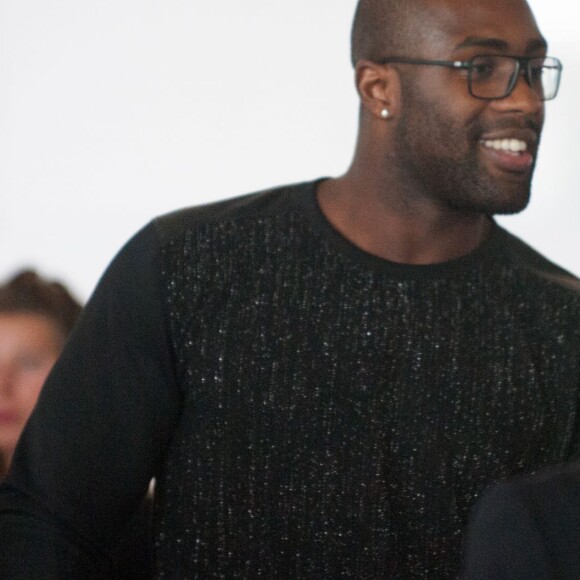 Teddy Riner lors de son arrivée à Paris après avoir décroché son 8e titre de champion du monde à Astana, à l'aéroport Charles de Gaulle à Roissy-en-France, le 31 août 2015