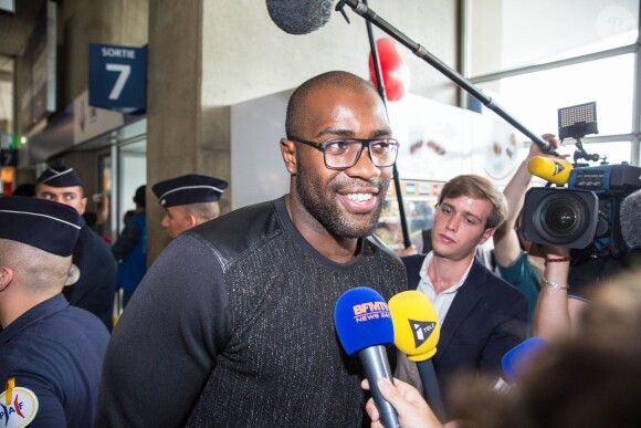 Teddy Riner lors de son arrivée à Paris après avoir décroché son 8e titre de champion du monde à Astana, à l'aéroport Charles de Gaulle à Roissy-en-France, le 31 août 2015