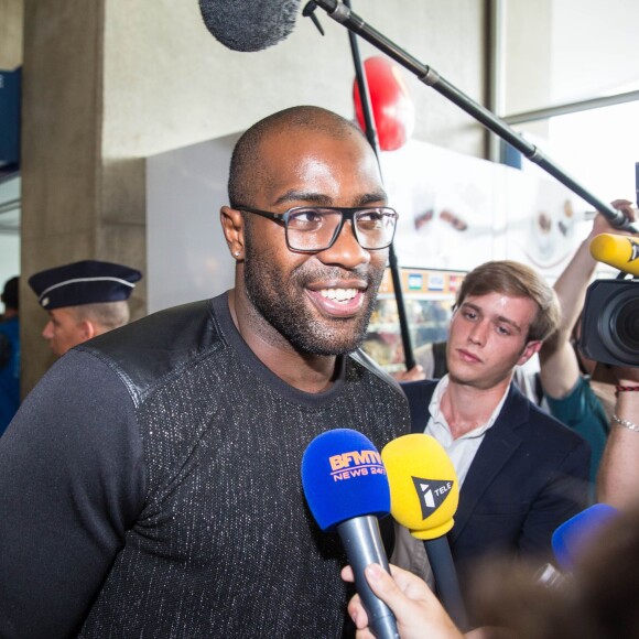 Teddy Riner lors de son arrivée à Paris après avoir décroché son 8e titre de champion du monde à Astana, à l'aéroport Charles de Gaulle à Roissy-en-France, le 31 août 2015