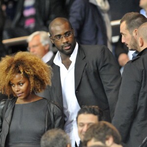 Teddy Riner et sa compagne Luthna lors du match entre le Paris Saint-Germain et Toulouse au Parc des Princes à Paris, le 15 septembre 2012