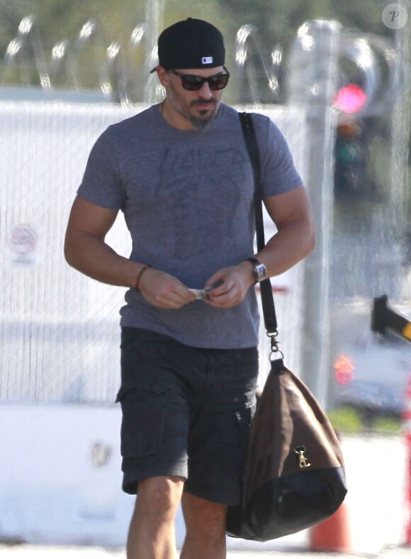 Exclusif - Joe Manganiello arrive à l' aéroport de Van Nuys Le 29 Août 2015