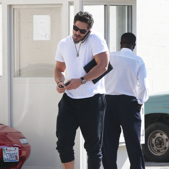 Exclusif - Joe Manganiello va déjeuner seul au restaurant au Cafe Roma à Beverly Hills, le 24 août 2015.