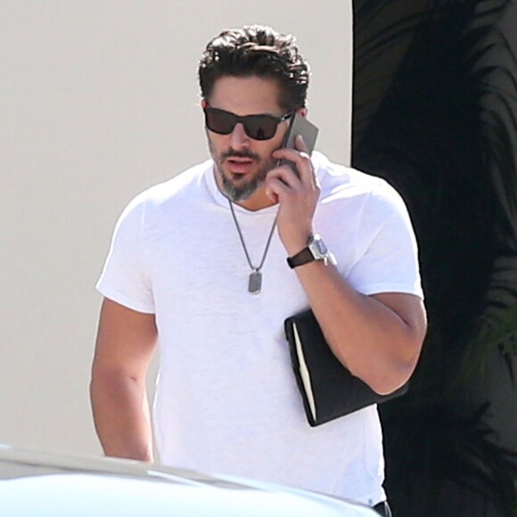 Exclusif - Joe Manganiello va déjeuner seul au restaurant au Cafe Roma à Beverly Hills, le 24 août 2015.