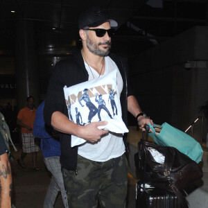 Joe Manganiello (qui continue à faire la promotion de Magic Mike XXL avec un coussin du film) et Matt Bomer arrivent à l'aéroport de Los Angeles en provenance de Londres, le 2 juillet 2015.
