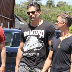 Joe Manganiello déjeune avec des amis à Brentwood Los Angeles, le 18 avril 2015