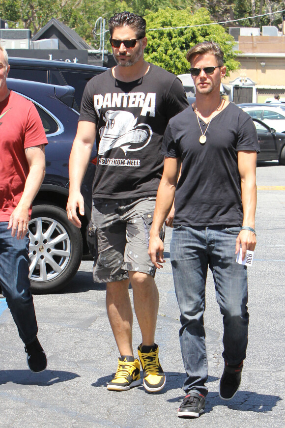 Joe Manganiello déjeune avec des amis à Brentwood Los Angeles, le 18 avril 2015