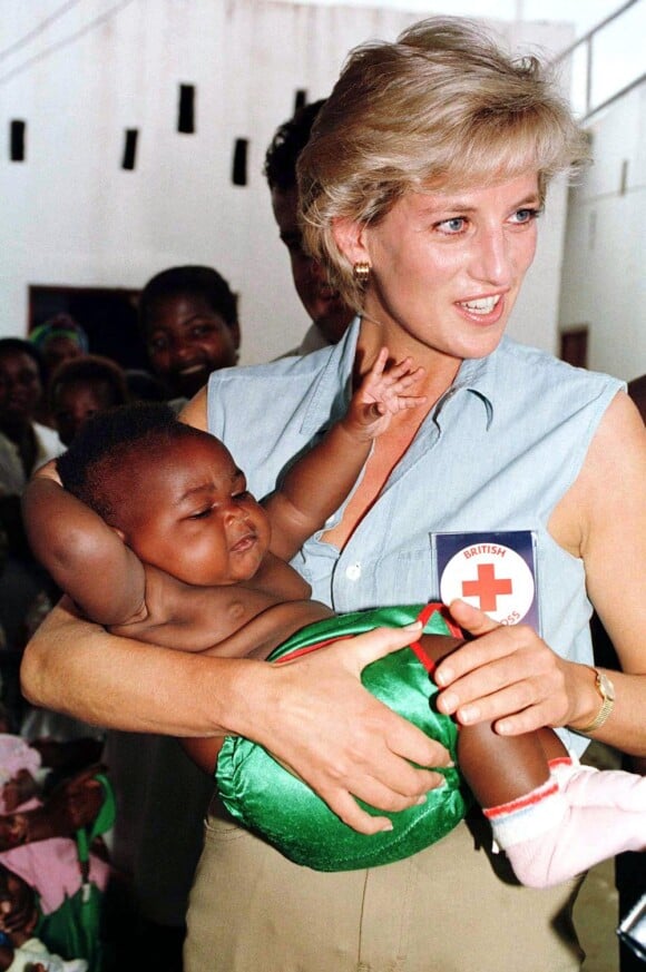 La princesse Diana en Angola, entre autres pour voir le travail de déminage de HALO, en janvier 1997.