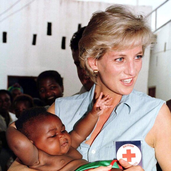 La princesse Diana en Angola, entre autres pour voir le travail de déminage de HALO, en janvier 1997.