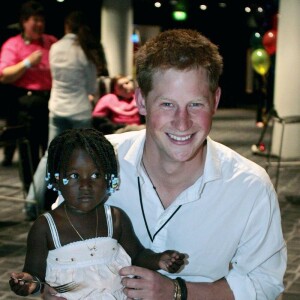 Dix ans après la visite de sa mère Diana en Angola et sa rencontre avec Sandra Tigica, le prince Harry rencontrait en juin 2007 l'Angolaise et faisait la connaissance de sa fillette de 3 ans, à Wembley.