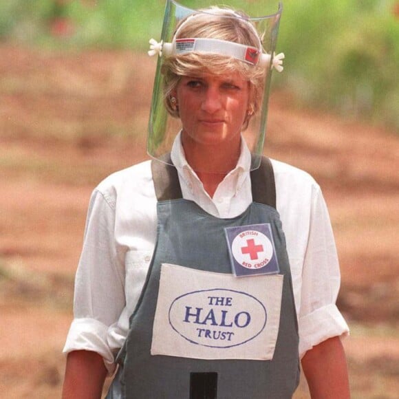 Lady Diana en Angola en janvier 1997, découvrant le travail de déminage de HALO et les actions de la Croix Rouge.