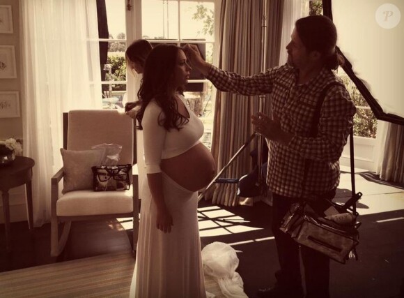 Jennifer Love Hewitt, enceinte, sur le shooting de la campagne Palmer's. Mai 2015