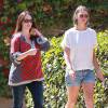 Exclusif - Jennifer Love Hewitt se promène avec une amie dans les rues de Los Angeles, le 1er aout 2015
