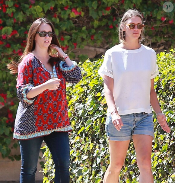 Exclusif - Jennifer Love Hewitt se promène avec une amie dans les rues de Los Angeles, le 1er aout 2015