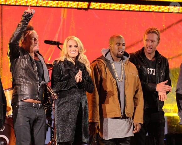 Bruce Springsteen, Carrie Underwood, Kanye West, Chris Martin en concert à la soirée caritative "World AIDS Day" à New York, le 1er décembre 2014 Musicians perform live during a surprise concert by (RED) to mark World AIDS Day in Times Square on December 1, 2014 in New York City.01/12/2014 - New York