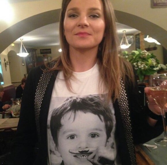 France Pierron prend la pose sur Instagram. 2014. Son fils sur le T-shirt ?