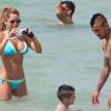 Arturo Vidal, joueur star de la Juventus de Turin, profite de ses vacances à Miami avec son épouse Maria Teresa Matus et leur fils Alonso le 25 juin 2013
