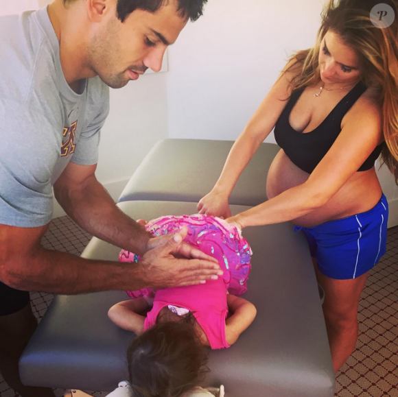 Jessie James Decker a accouché le 4 septembre 2015 de son deuxième enfant avec son mari Eric Decker (New York Jets), un petit garçon. Leur fille Vivianne, qui reçoit ici un massage, est grande soeur ! Photo Instagram
