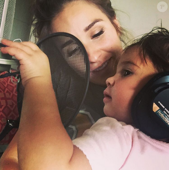 Jessie James Decker, ici avec sa fille Vivianne en août, a accouché le 4 septembre 2015 de son deuxième enfant avec son mari Eric Decker (New York Jets), un petit garçon. Photo Instagram