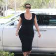 Kim Kardashian enceinte - Kim Kardashian enceinte fait du shopping avec sa mère Kris Jenner et sa soeur Kourtney Kardashian à Calabasas le 27 aout 2015.
