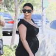 Kim Kardashian enceinte - Kim Kardashian enceinte fait du shopping avec sa mère Kris Jenner et sa soeur Kourtney Kardashian à Calabasas le 27 aout 2015.