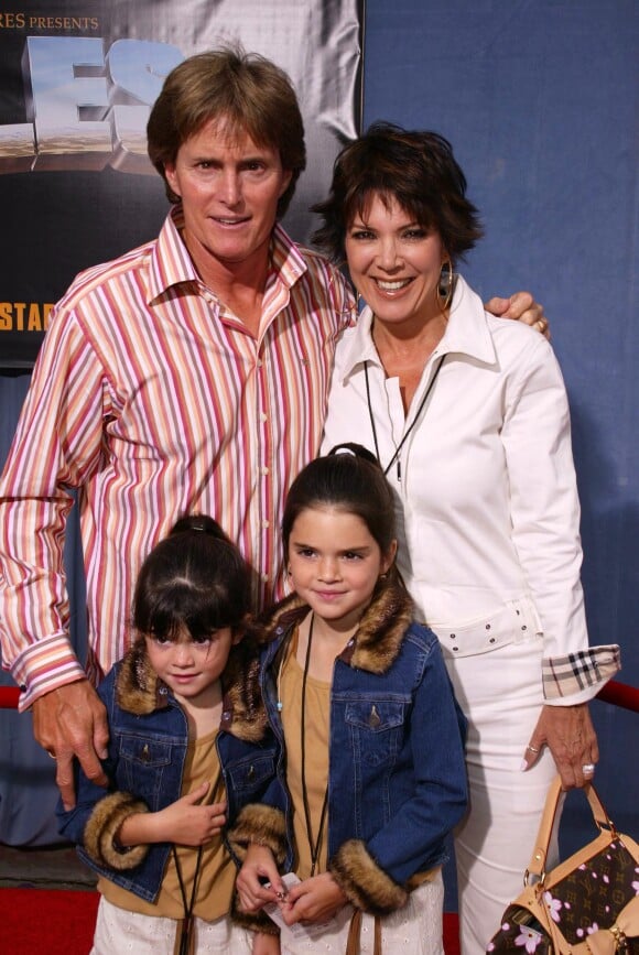 Bruce Jenner et Kris Jenner avec leurs filles Kylie et Kendall à l'avant première de 'Holes' à Los Angeles, le 11 avril 2003