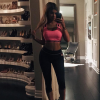 Kylie Jenner pose en brassière et legging Superdry (collection Superdry Sport) devant son impressionnant dressing de chaussures. Photo publiée le 6 septembre 2015.