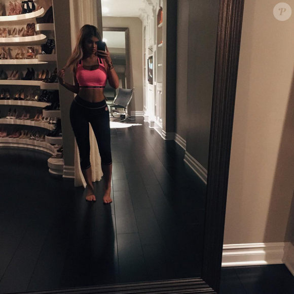 Kylie Jenner pose en brassière et legging Superdry (collection Superdry Sport) devant son impressionnant dressing de chaussures. Photo publiée le 6 septembre 2015.