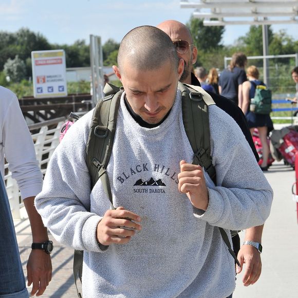 Exclusif - Shia LaBeouf, tel un militaire crâne rasé et son sac à dos, à son arrivée au 72e Festival du Film de Venise, la Mostra. Le 7 septembre 2015