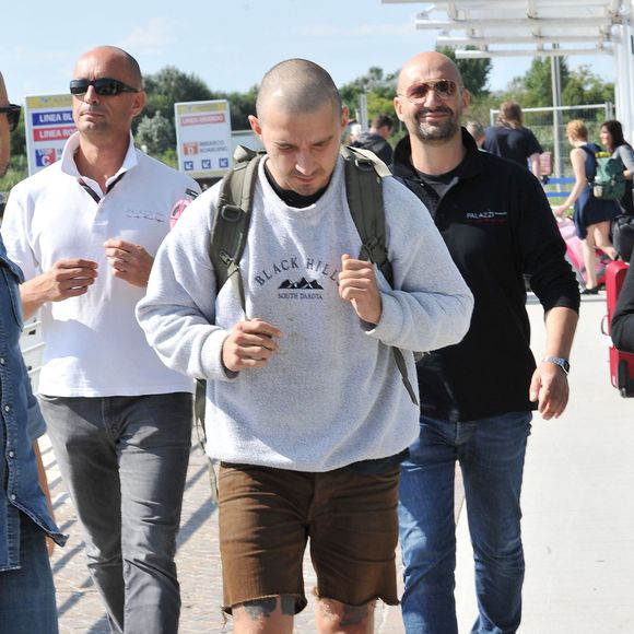 Exclusif - Shia LaBeouf, tel un militaire crâne rasé et son sac à dos, à son arrivée au 72e Festival du Film de Venise, la Mostra. Le 7 septembre 2015