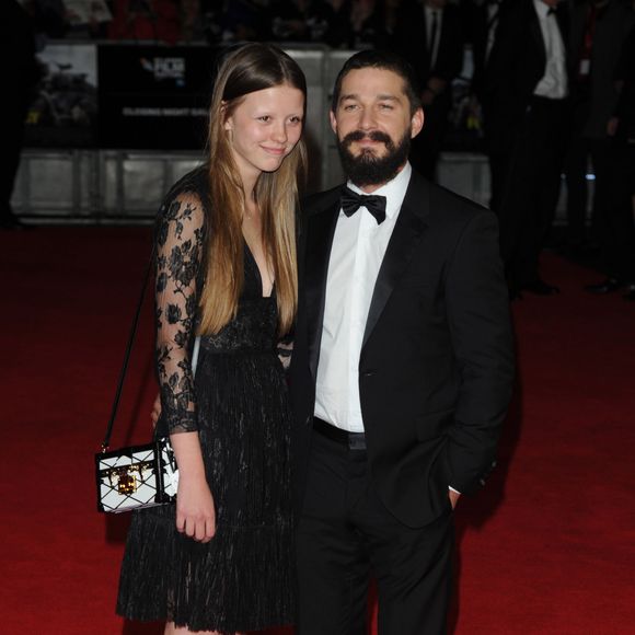 Shia LaBeouf et sa petite-amie Mia Goth à la première du film "Fury" lors de la cérémonie de clôture du 58e BFI London Film Festival à Londres, le 19 octobre 2014. 