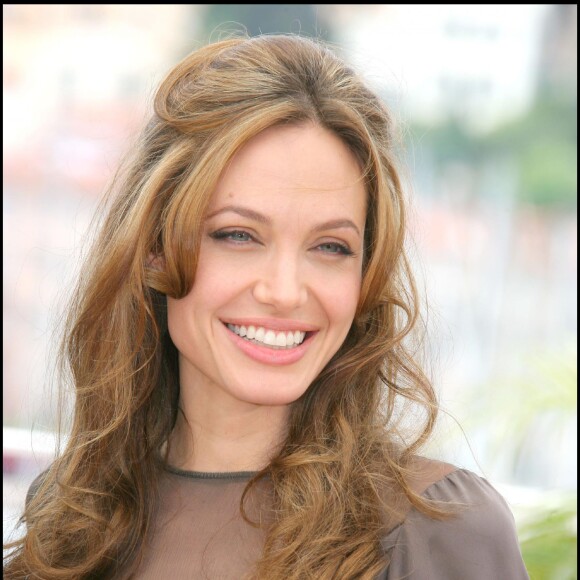 Angelina Jolie lors du photocall du film Un coeur invaincu à Cannes en 2007