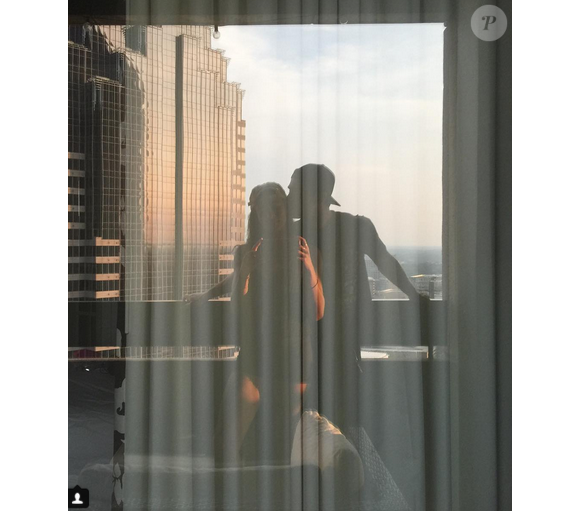 Zac Efron et Sami Miro fêtent leur premier anniversaire de couple / photo postée sur le compte Instagram de l'acteur.