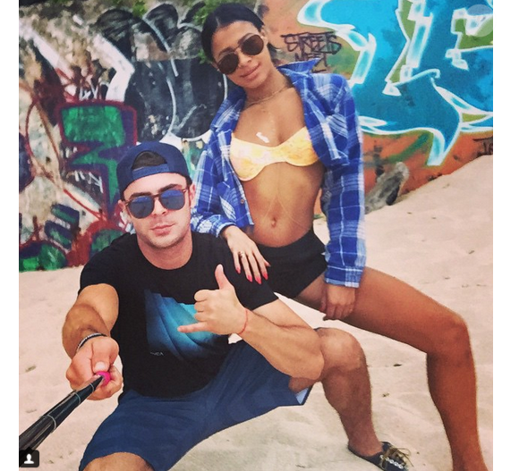 Zac Efron et Sami Miro à la plage / photo postée sur le compte Instagram de l'acteur.