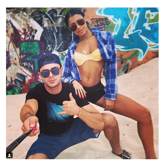 Zac Efron et Sami Miro à la plage / photo postée sur le compte Instagram de l'acteur.