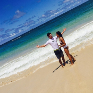 Zac Efron et Sami Miro à la plage / photo postée sur le compte Instagram de l'acteur.