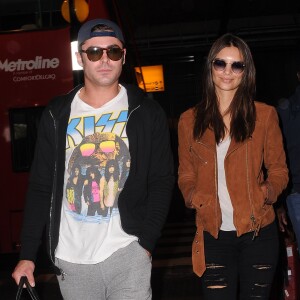 Zac Efron et Emily Ratajkowski arrivent à l'aéroport de Londres Heathrow à Londres, le 10 août 2015.