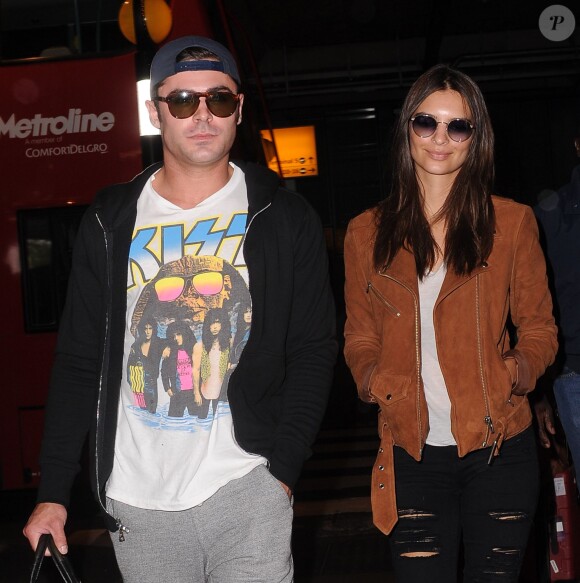 Zac Efron et Emily Ratajkowski arrivent à l'aéroport de Londres Heathrow à Londres, le 10 août 2015.