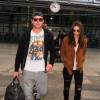 Zac Efron et Emily Ratajkowski arrivent à l'aéroport de Londres Heathrow à Londres, le 10 août 2015.
