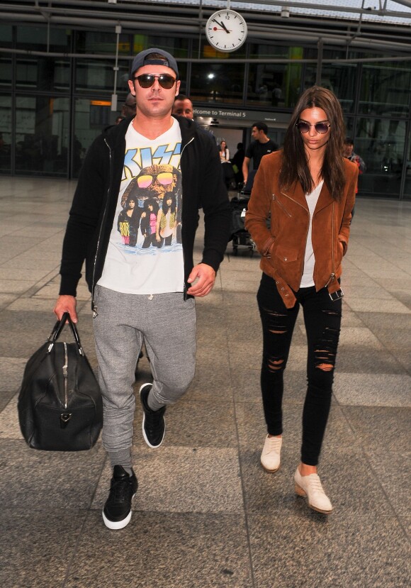 Zac Efron et Emily Ratajkowski arrivent à l'aéroport de Londres Heathrow à Londres, le 10 août 2015.