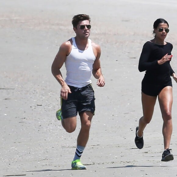 Exclusif - Zac Efron et sa petite amie Sami Miro font un jogging sur la plage de Tybee Island en Georgie, le 3 mai 2015.