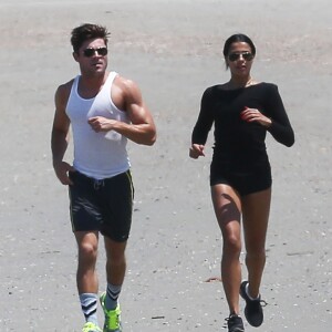 Exclusif - Zac Efron et sa petite amie Sami Miro font un jogging sur la plage de Tybee Island en Georgie, le 3 mai 2015.