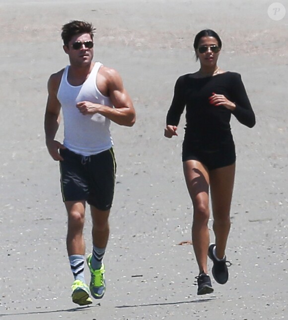 Exclusif - Zac Efron et sa petite amie Sami Miro font un jogging sur la plage de Tybee Island en Georgie, le 3 mai 2015.
