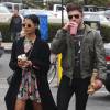 Semi-Exclusif - Zac Efron et sa petite amie Sami Miro se promènent dans les rues de Los Feliz, le 23 avril 2015 F