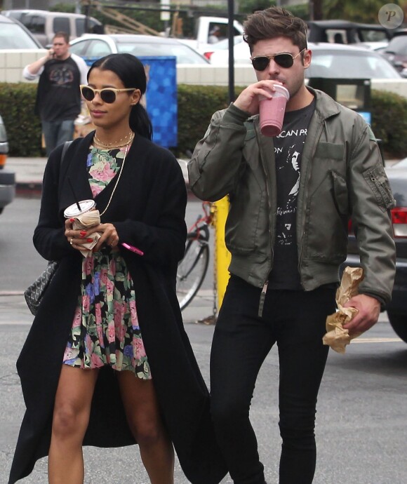 Semi-Exclusif - Zac Efron et sa petite amie Sami Miro se promènent dans les rues de Los Feliz, le 23 avril 2015 F